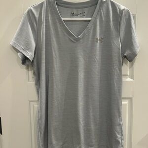Under Armour Light Gray V-Neck T-Shirt Size Medium Loose Fit
